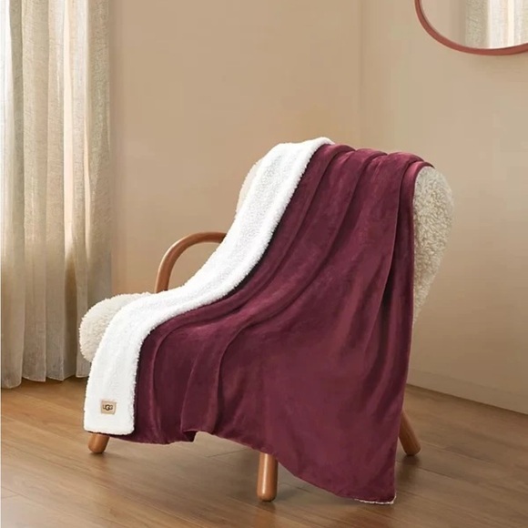 UGG Avery Throw in Burgundy and Cream - Picture 5 of 7